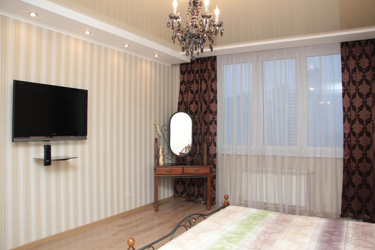 Panoramic View Lux Apartment On Metro Osokorky Kiev Buitenkant foto
